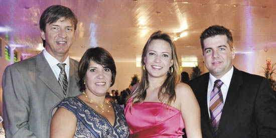 Em recente acontecimento da OAB, Rose Victal flagrou os casais, Rubens Vaccari e Lídia, e, Advogado Fábio Meirelles Neto e Ana Carolina
